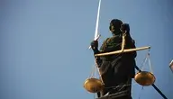 Symboliczna figura Temidy z wagą i mieczem ilustrująca sprawę sądową dotyczącą stalkingu małżeństwa Steinerów przez byłych pracowników eBay