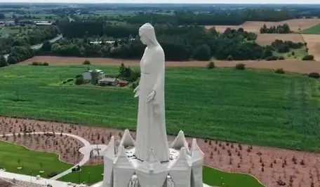 Figura Matki Bożej imponuje rozmiarami ale ujmuje formą