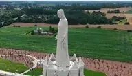 Figura Matki Bożej imponuje rozmiarami ale ujmuje formą