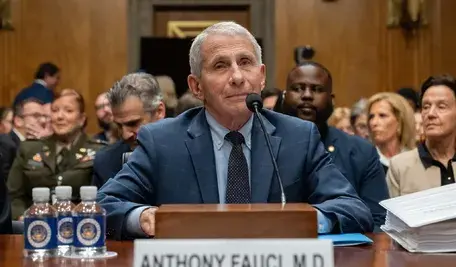 Anthony Fauci ponownie znalazł się w centrum uwagi po powrocie kontrowersji wokół finansowania eksperymentów z wykorzystaniem ludzkich tkanek.
