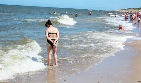 Turyści kąpiący się w Bałtyku podczas upalnego dnia na zatłoczonej plaży