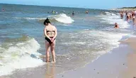 Turyści kąpiący się w Bałtyku podczas upalnego dnia na zatłoczonej plaży