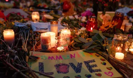 Znicze, kwiaty i symbole pamięci po ofiarach zamachu podczas Parady Równości CSD w Berlinie