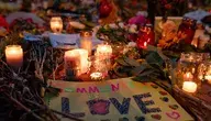 Znicze, kwiaty i symbole pamięci po ofiarach zamachu podczas Parady Równości CSD w Berlinie