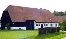 Zabytkowa zabudowa wsi Ostaszów na Dolnym Śląsku – dom mieszkalny połączony z budynkiem gospodarczym pod wspólnym dachem