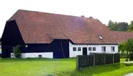 Zabytkowa zabudowa wsi Ostaszów na Dolnym Śląsku – dom mieszkalny połączony z budynkiem gospodarczym pod wspólnym dachem