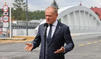 Donald Tusk podczas otwarcia mostu w Głuchołazach 