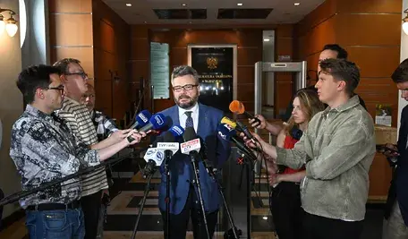 Warszawa, 02.07.2026. Rzecznik prasowy Prokuratury Okręgowej w Warszawie prokurator Piotr Skiba (C) podczas briefingu prasowego w siedzibie prokuratury w Warszawie, 2 bm. Briefing dot. działań Prokuratury Rejonowej Warszawa - Ursynów w zakresie nieprawidłowości w Prosektorium Szpitala Południowego w Warszawie. (sko) PAP/Radek Pietruszka