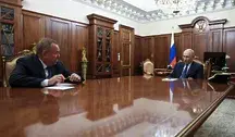 Wladimir Putin siedzący przy stole