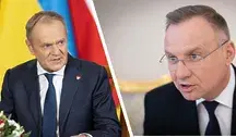 Donald Tusk na tle flag. Obok zdjęcie Andrzeja Dudy na tle białej ściany