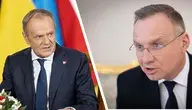 Donald Tusk na tle flag. Obok zdjęcie Andrzeja Dudy na tle białej ściany