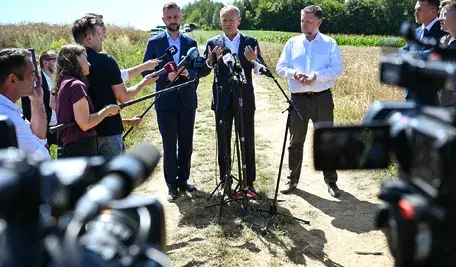 Donald Tusk podczas konferencji prasowej dotyczącej bezpieczeństwa Polski i incydentu z rosyjską rakietą naruszającą przestrzeń powietrzną