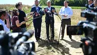 Donald Tusk podczas konferencji prasowej dotyczącej bezpieczeństwa Polski i incydentu z rosyjską rakietą naruszającą przestrzeń powietrzną