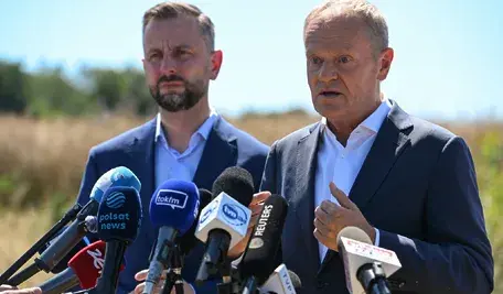 Premier Donald Tusk podczas konferencji prasowej w miejscowości Tarnawa-Kolonia