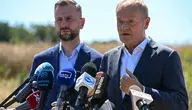 Premier Donald Tusk podczas konferencji prasowej w miejscowości Tarnawa-Kolonia