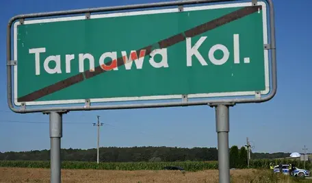 Znak drogowy z napisem "Tarnawa Kol."