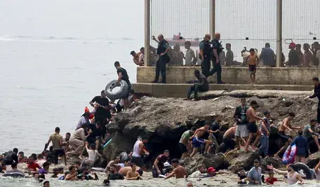 Gdy migrant sforsuje płot, można go natychmiast wypchnąć z kraju. Gdy przypłynie do plaży, podlega przewlekłej procedurze azylowej - taki wyrok hiszpańskiego Sądu Najwyższego sprowadził kryzys humanitarny na Ceutę