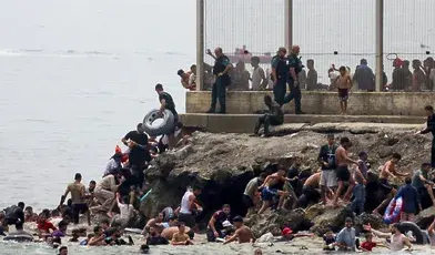 Gdy migrant sforsuje płot, można go natychmiast wypchnąć z kraju. Gdy przypłynie do plaży, podlega przewlekłej procedurze azylowej - taki wyrok hiszpańskiego Sądu Najwyższego sprowadził  kryzys humanitarny na Ceutę