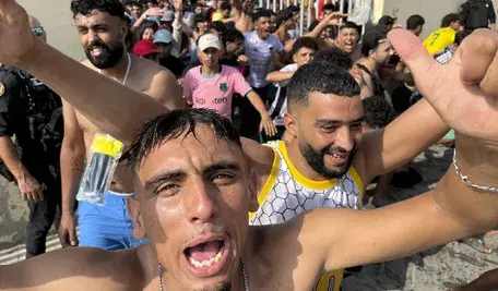 Ceuta została dosłownie zalana przez młodych nielegalnych imigrantów z Maroka i Algierii. Nikt nie panuje nad nimi na ulicach