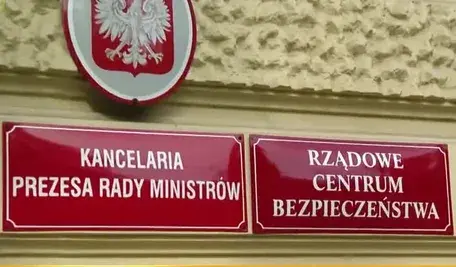 Tablice Kancelarii Prezesa Rady Ministrów i Rządowego Centrum Bezpieczeństwa w budynku administracji państwowej