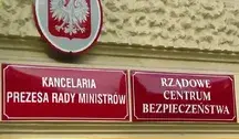Tablice Kancelarii Prezesa Rady Ministrów i Rządowego Centrum Bezpieczeństwa w budynku administracji państwowej