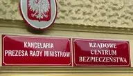 Tablice Kancelarii Prezesa Rady Ministrów i Rządowego Centrum Bezpieczeństwa w budynku administracji państwowej