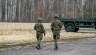 Uzbrojeni żołnierze podczas służby