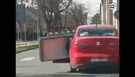 Seat z otwartym bagażnikiem, z którego wystaje duża kanapa przewożona w niebezpieczny sposób ulicami Kędzierzyna-Koźla. Nietypowy transport zakończył się mandatem.