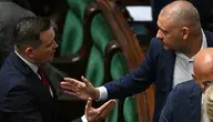 Wojciech Król (z prawej) zadowolony opuszczal salę sejmową. Cóż z tego, że uchylono mu immunitet, skoro żadnych innych dolegliwości nie poniesie