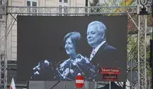Baner z wizerunkiem Marii Kaczyńskiej i Lecha Kaczyńskiego