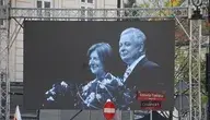 Baner z wizerunkiem Marii Kaczyńskiej i Lecha Kaczyńskiego
