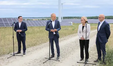 Premier Donald Tusk (2L), minister energii Miłosz Motyka (L), minister klimatu i środowiska Paulina Hennig-Kloska (2P) oraz prezes grupy ORLEN Ireneusz Fąfara (P) podczas konferencji prasowej w ramach wizyty na farmie fotowoltaicznej w Kleczewie,