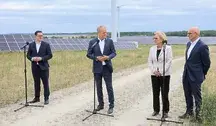 Premier Donald Tusk (2L), minister energii Miłosz Motyka (L), minister klimatu i środowiska Paulina Hennig-Kloska (2P) oraz prezes grupy ORLEN Ireneusz Fąfara (P) podczas konferencji prasowej w ramach wizyty na farmie fotowoltaicznej w Kleczewie,