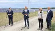 Premier Donald Tusk (2L), minister energii Miłosz Motyka (L), minister klimatu i środowiska Paulina Hennig-Kloska (2P) oraz prezes grupy ORLEN Ireneusz Fąfara (P) podczas konferencji prasowej w ramach wizyty na farmie fotowoltaicznej w Kleczewie, 