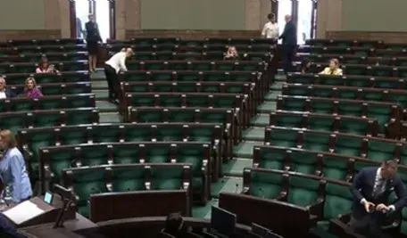 Podczas pierwszego czytania prezydenckiego projektu ustawy o penalizacji banderyzmu, gdy odczytywano uzasadnienie dotyczące rzezi wołyńskiej, ławy koalicji rządzącej były niemal puste, co wywołało falę oburzenia.