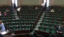 Podczas pierwszego czytania prezydenckiego projektu ustawy o penalizacji banderyzmu, gdy odczytywano uzasadnienie dotyczące rzezi wołyńskiej, ławy koalicji rządzącej były niemal puste, co wywołało falę oburzenia.