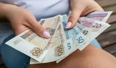 Pieniądze w rękach młodej Polki o różowych paznokciach