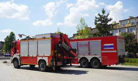 Radny z Cieszyna przyznał, że siedział za kierownicą wozu strażackiego, który stoczył się ze skarpy