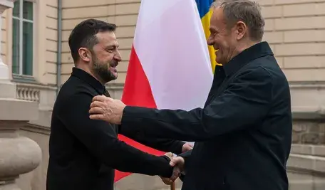 Tusk w uściskach z Zełeńskim