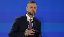 Minister obrony Władysław Kosiniak-Kamysz podczas konferencji prasowej w Warszawie przedstawia listę polskich donacji dla Ukrainy