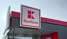 Sąd Apelacyjny utrzymał karę 13,2 mln zł dla Kauflandu za błędne oznaczanie pochodzenia owoców i warzyw, kończąc spór z UOKiK dotyczący praktyk w sieciach handlowych.