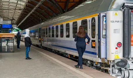 Pociąg PKP Intercity na dworcu we Wrocławiu