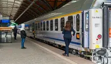 Pociąg PKP Intercity na dworcu we Wrocławiu