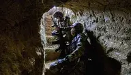 Dwaj uzbrojeni żołnierze w tunelu na wojnie