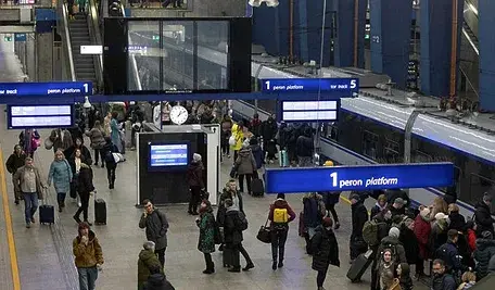 Grupa podróżnych wsiadająca do pociągu PKP Intercity