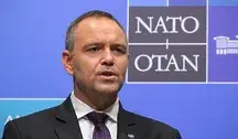 Karol Nawrocki na tle logo NATO