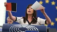 Ewa Zajączkowska-Hernik podarła kartkę z barwami OUN/UPA. Za to trafiła na listę "wrogów Ukrainy"