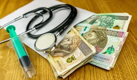 Lekarz z Braniewa wykazywał w dokumentach pracę w wymiarze godzin, który w ziemskiej czasoprzestrzeni nie występuje