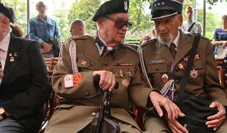 Obchody 82. rocznicy wybuchu Powstania Warszawskiego. Powstańcy warszawscy Jan Witkowski (P) i Zbigniew Daab "Kapiszon" (2P)