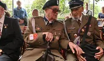 Obchody 82. rocznicy wybuchu Powstania Warszawskiego. Powstańcy warszawscy Jan Witkowski (P) i Zbigniew Daab "Kapiszon" (2P)